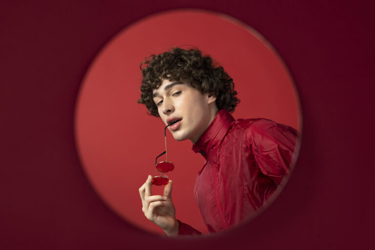 portrait-man-wearing-sunglasses